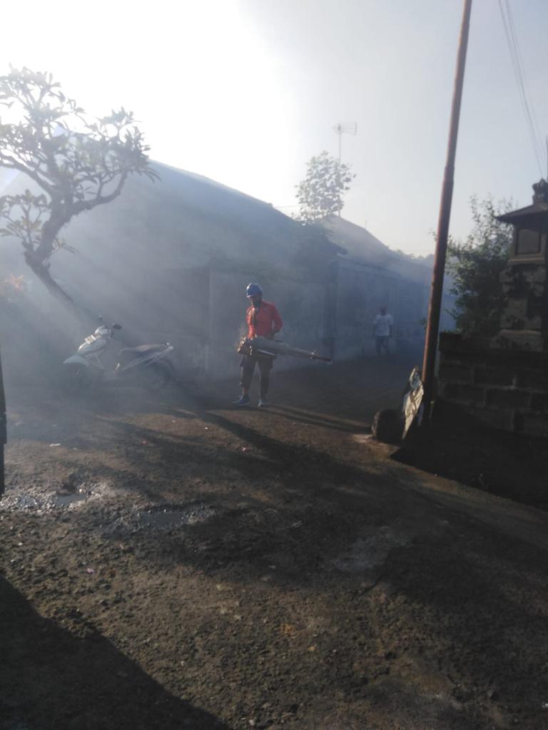 Kegiatan Fogging oleh Pemdes Abiantuwung